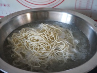 老上海冷面,另外煮一锅水，开后放入蒸好的面条煮2分钟