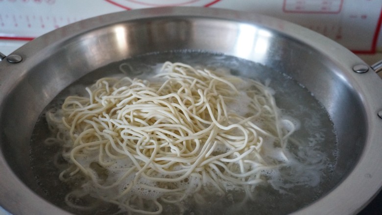 老上海冷面,另外煮一锅水，开后放入蒸好的面条煮2分钟