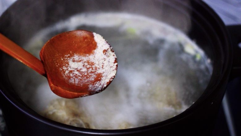 烟台美食-红蟹鱼丝瓜煲,撇去浮沫后，盖上锅盖继续用小火炖煮15分钟后