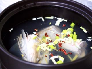 烟台美食-红蟹鱼丝瓜煲,加入花椒去腥调味