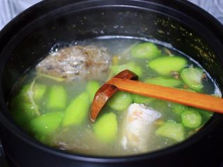 烟台美食-红蟹鱼丝瓜煲,一锅鲜美可口又营养的鱼汤做好了