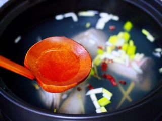烟台美食-红蟹鱼丝瓜煲,加入料酒调味去腥