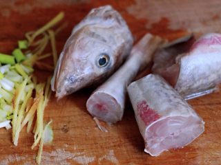 烟台美食-红蟹鱼丝瓜煲,红蟹鱼去除内脏洗净后用刀切块，葱切碎姜切丝