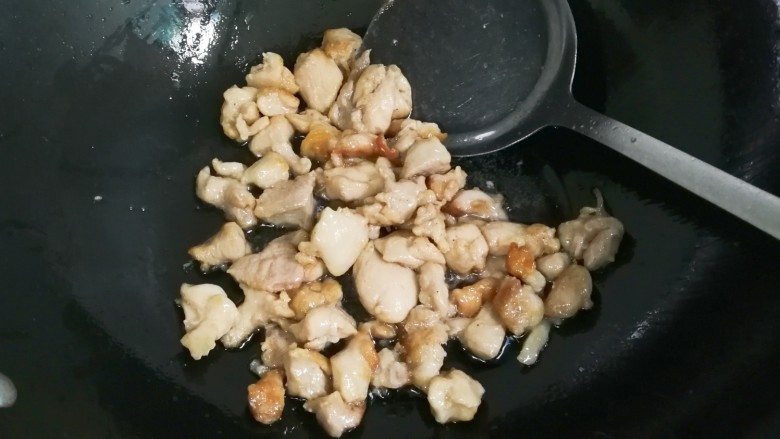 洋葱青椒鸡腿丁,热锅凉油放入鸡腿丁滑炒至熟盛出来