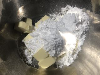玛格丽特饼干,加入糖粉和盐。
