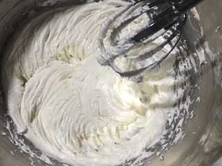 玛格丽特饼干,用打蛋器打发至黄油变白，体积变大，像奶油的质地后停手。