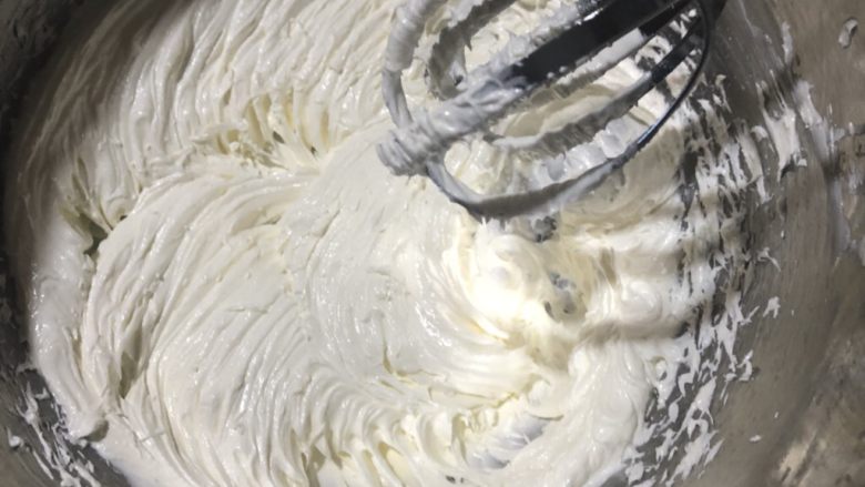 玛格丽特饼干,用打蛋器打发至黄油变白，体积变大，像奶油的质地后停手。