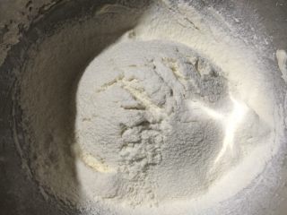 玛格丽特饼干,筛入低粉和玉米淀粉。