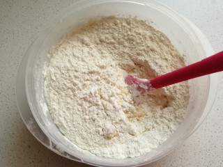 椰蓉炸面包,然后筛入面粉，拌成絮状。