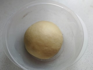 椰蓉炸面包,开始揉面，揉面至扩展阶段后，放入容器中盖保鲜膜发酵。（揉面过程中加入20克的食用油）