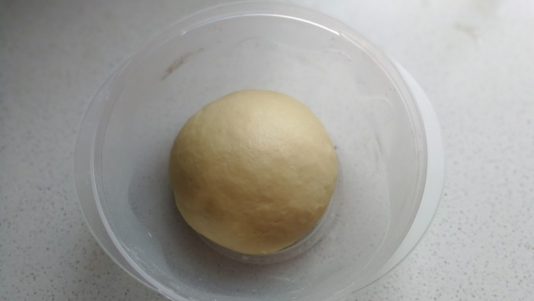 椰蓉炸面包,开始揉面，揉面至扩展阶段后，放入容器中盖保鲜膜发酵。（揉面过程中加入20克的食用油）