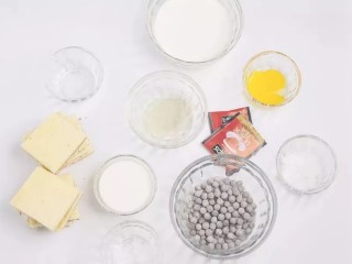 珍珠奶茶慕斯,准备好所有材料，沿着罐子的口径，切出6片能放进去的蛋糕片。

