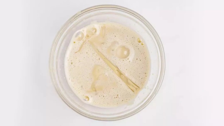 珍珠奶茶慕斯,将泡软吉利丁倒入蛋黄液中，搅打均匀。