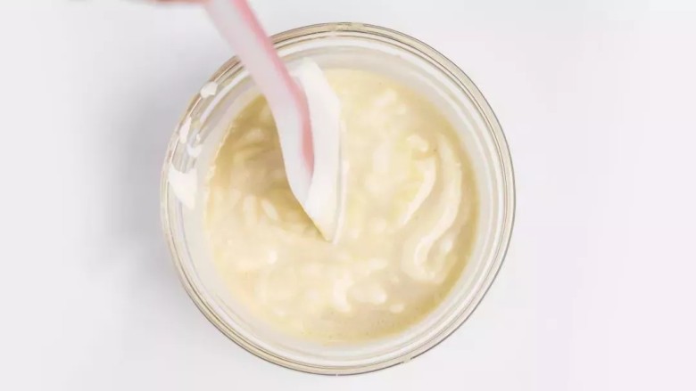珍珠奶茶慕斯,将吉利丁混合液慢慢倒入到打发的淡奶油中，不停的慢速搅拌至混匀。