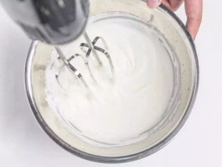 珍珠奶茶慕斯,淡奶油从冰箱取出，加15g糖打发至6成，保持流动性有纹路即可。