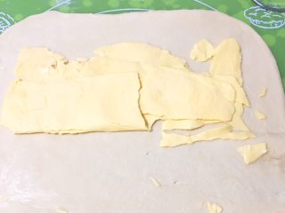 手撕面包,冰箱冷藏的黄油片铺在面团上。