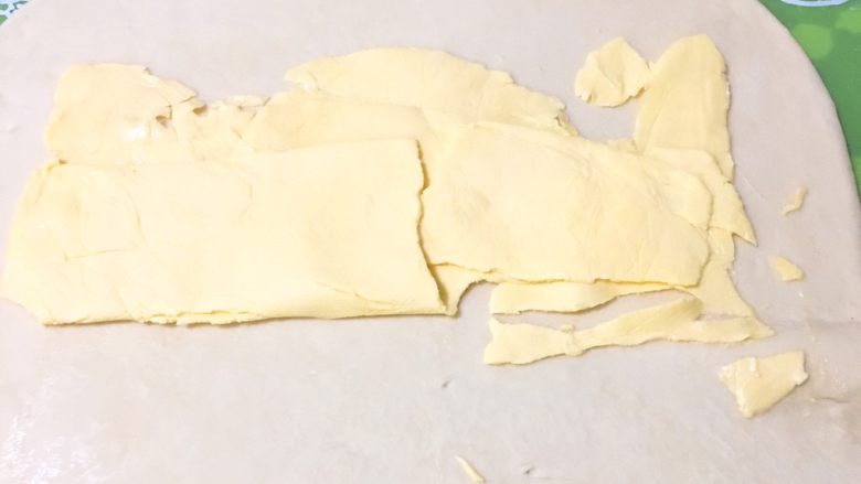 手撕面包,冰箱冷藏的黄油片铺在面团上。