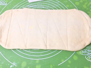 手撕面包,拿出再次擀成长方形，中间段切成6个三角形，两边留着做手撕面包。