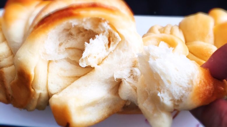 手撕面包,撕开面包一层层的，看看就有食欲，这种面包口感特别好。