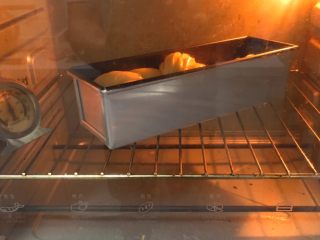 手撕面包,烤箱小，烤制二次完成，手撕面包烤制的方法同上。