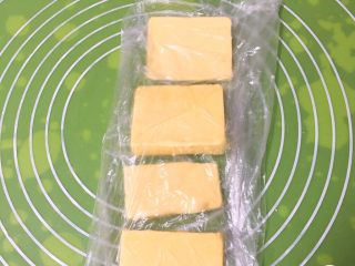 手撕面包,100克黄油切成片，放入保鲜袋。