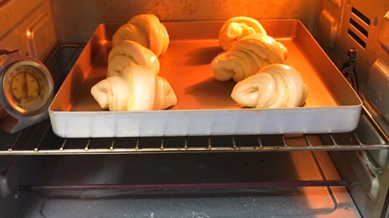 手撕面包,烤箱预热至190度，烤制20分钟。