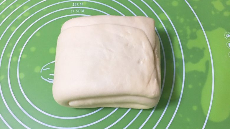 手撕面包,一共叠两次面团。再放入冰箱冷冻30分钟。