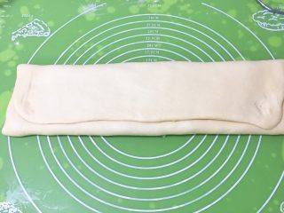 手撕面包,开始叠被子，先左边后右边，叠三层。
