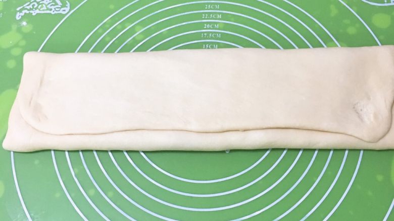 手撕面包,开始叠被子，先左边后右边，叠三层。