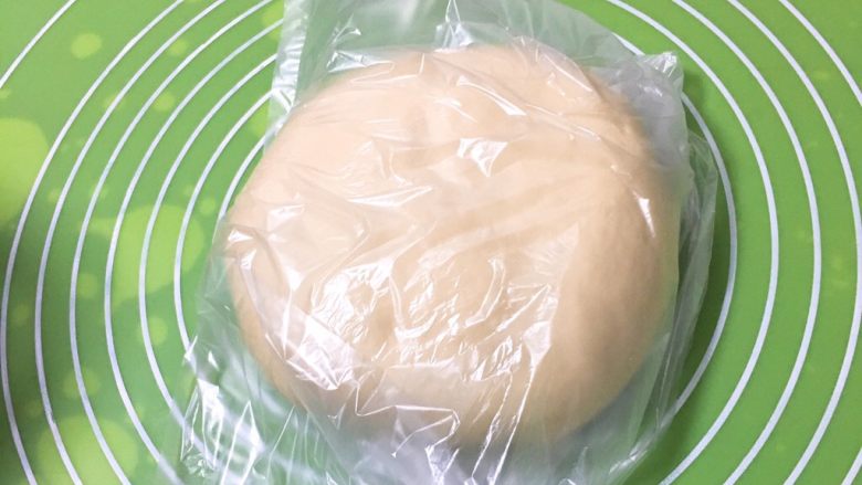 手撕面包,装入保鲜袋放冰箱冷冻30分钟。