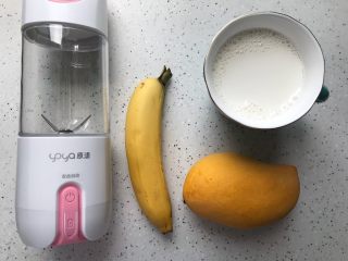 香浓芒果香蕉奶昔,首先我们准备好所有用料
香蕉一只，芒果一只（我这里选用的是鹰嘴芒，你也可以选用其他你所喜欢的品种），纯牛奶一杯（用脱脂牛奶更健康哦）
当然还有必不可缺的原漾榨汁机~