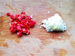耗油丝瓜,切好蒜末，红辣椒碎备用
