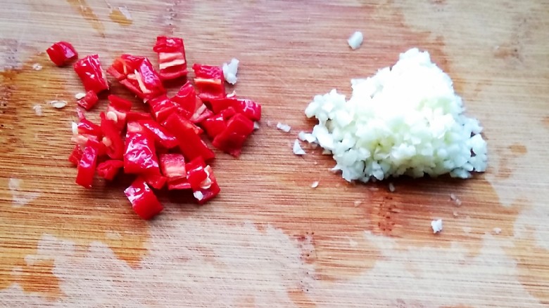 耗油丝瓜,切好蒜末，红辣椒碎备用