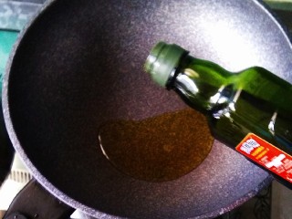 耗油丝瓜,热锅，放入橄榄油