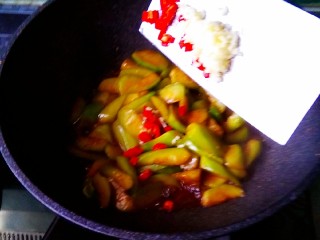 耗油丝瓜,放入蒜末，红辣椒碎，煸炒均匀即可