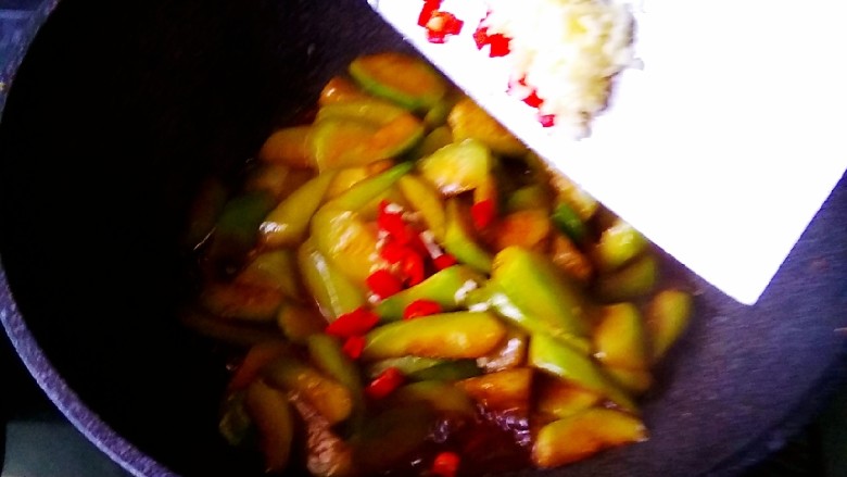 耗油丝瓜,放入蒜末，红辣椒碎，煸炒均匀即可