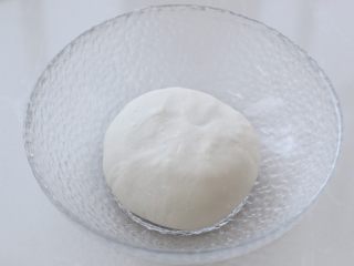 油泼扯面,将水和盐混合搅拌均匀，再倒入面粉中用筷子搅拌成棉絮状，然后揉成光滑的面团覆盖保鲜膜饧面30分钟