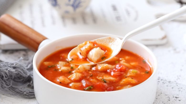 番茄龙利鱼汤,一道酸甜开胃、口感嫩滑的番茄龙利鱼汤就做好了，美味简直无法抵挡呀！