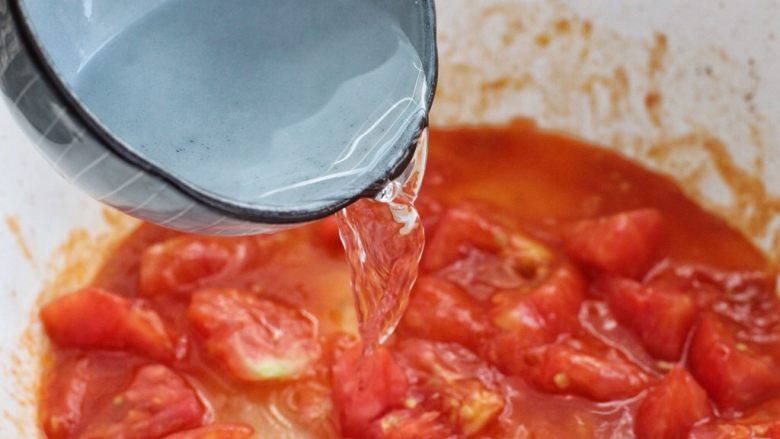 番茄龙利鱼汤,接着倒入一小碗清水，小火煮开