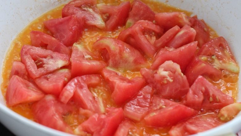 番茄龙利鱼汤,另起锅倒适量橄榄油烧热后，放入西红柿用中小火来回翻炒，直到炒出汤汁
