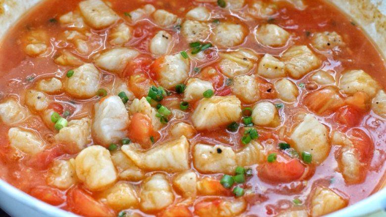 番茄龙利鱼汤,改大火煮至汤汁粘稠，再撒入葱花关火即可
