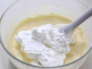 酸奶蛋糕,取三分之一的蛋白霜放入蛋黄糊中，用刮刀上下翻拌均匀