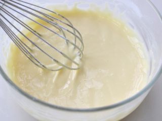 酸奶蛋糕,再将低筋面粉和玉米淀粉混合筛入蛋黄中，搅拌均匀，但也不要过度搅拌，以免面粉起筋