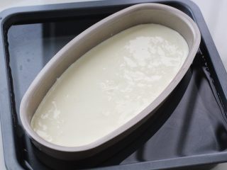 酸奶蛋糕,取一个深烤盘注入清水，深度不能低于三厘米，然后将模具放入水中