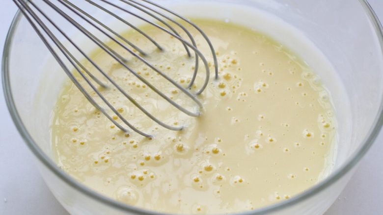 酸奶蛋糕,在蛋黄内加入酸奶搅拌均匀，酸奶要浓稠那种的，自制酸奶也可以