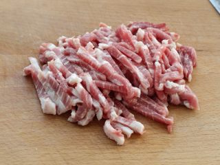 豆角丝炒肉,将猪肉洗净切丝，可以把肉放进冰箱冷冻室冻一会，这样就很容易切了