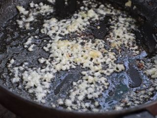 豆角丝炒肉,就锅中底油放入姜、蒜末，用小火煸炒出香味