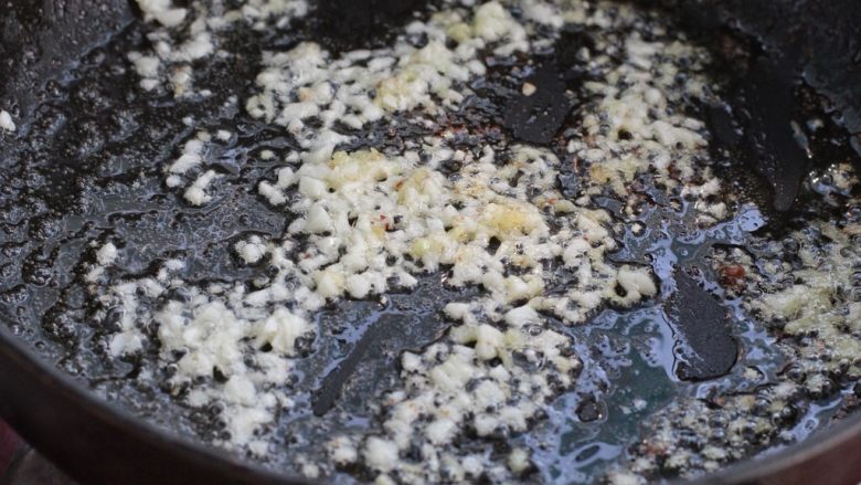 豆角丝炒肉,就锅中底油放入姜、蒜末，用小火煸炒出香味