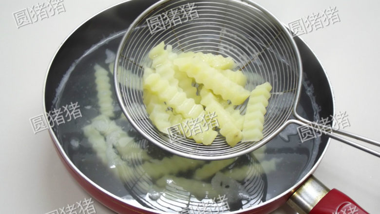 干煸土豆条,土豆条放入开水锅内氽烫1分钟，调味料在碗内调匀备用。