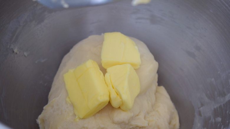 牛奶面包,加入黄油，继续启动三档快速揉面10分钟
